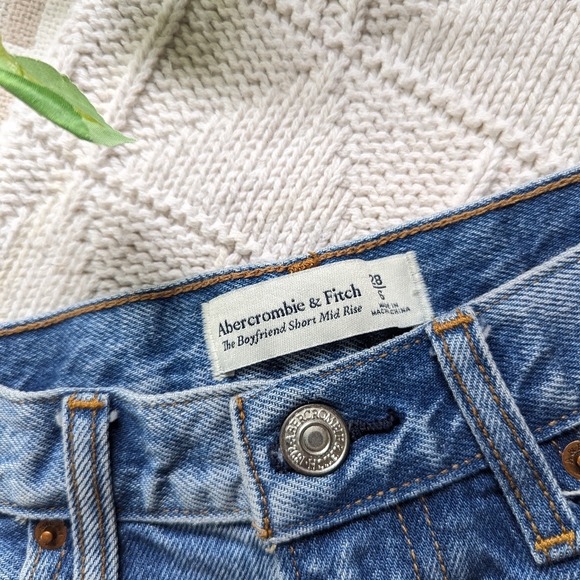 Abercrombie & Fitch | The Boyfriend Short Mid Rise | Distressed Medium Wash - Picture 4 of 9
